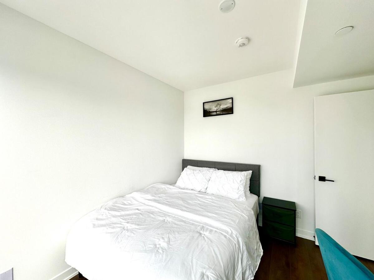 Super Skyline View In The Heart Of Apartment Toronto